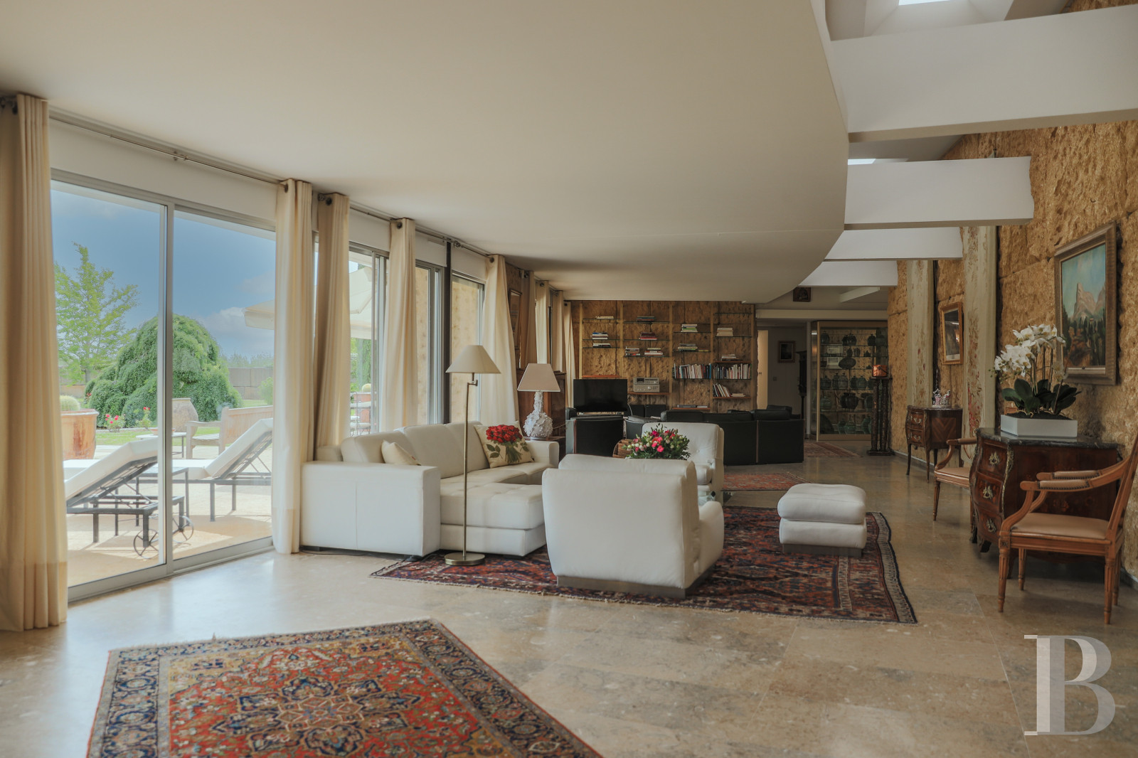 A villa designed and built by a Modernist architect in the heart of an arboreal estate close to Nîmes - photo  n°12